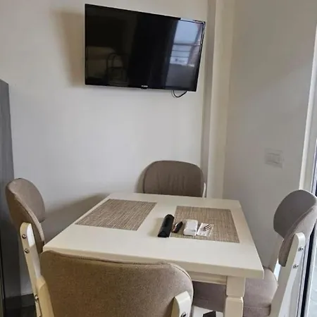Hotel Edina Apartments By Hp 4*
